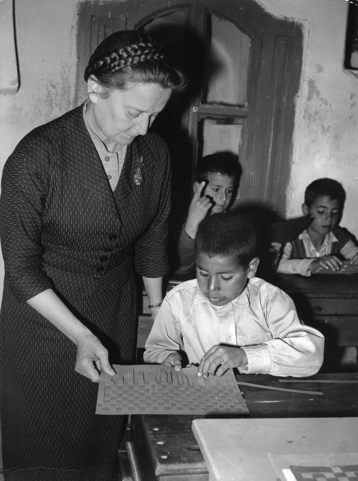 Headmistress Ida Stoltzfus, with students at Hebron School in 1964. 