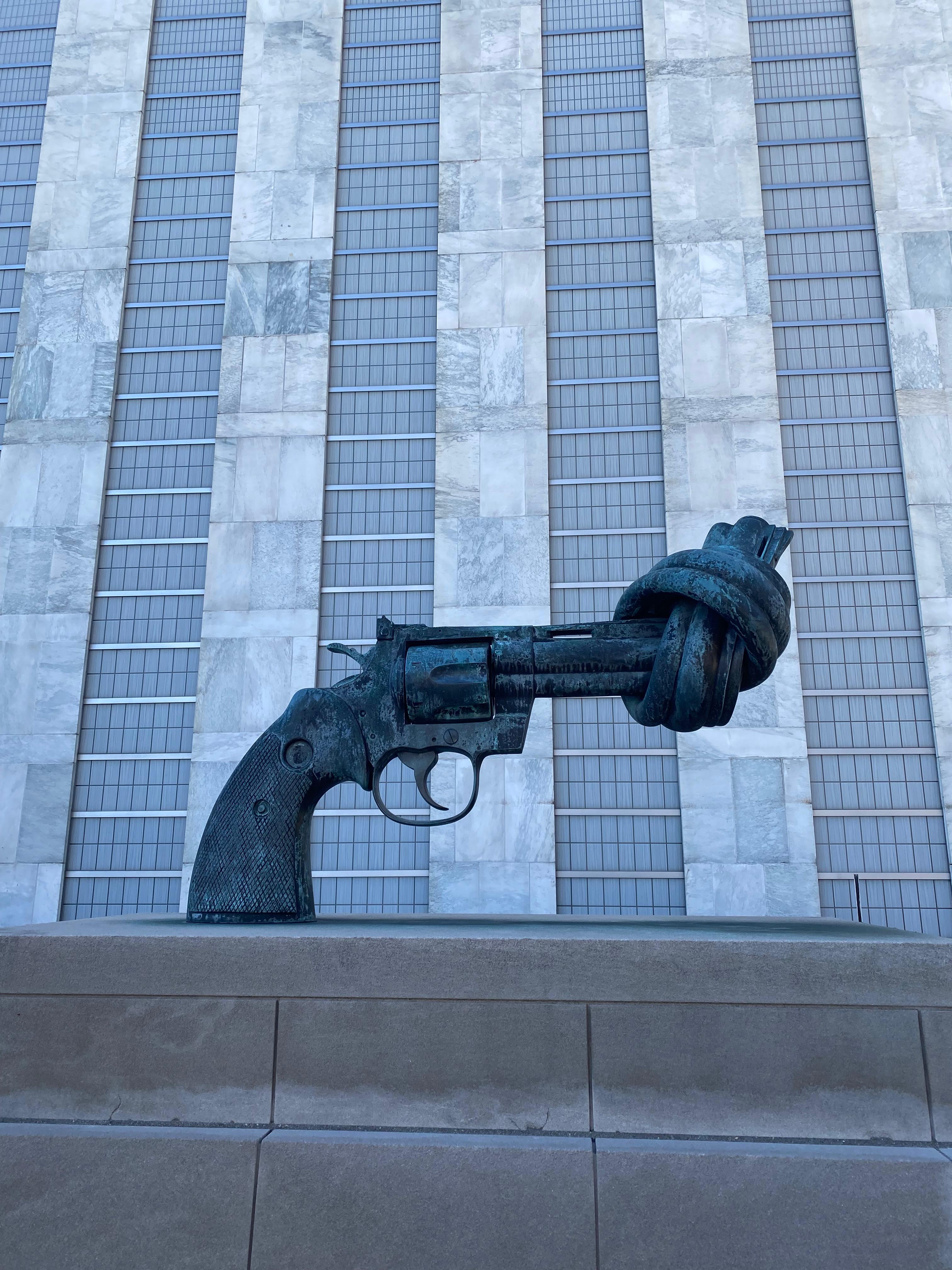 Photo of the knotted gun at the UN
