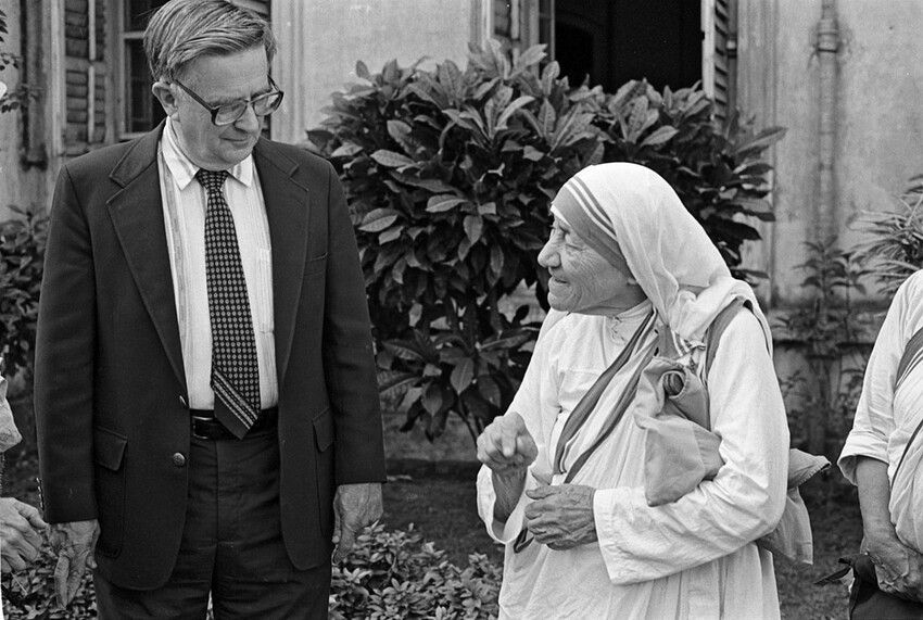 John A. Lapp, MCC executive secretary, talks with Mother Teresa. Mother Teresa helped celebrate MCC India’s 50th anniversary in Kolkata (formerly Calcutta), India, on November 1 to 3, 1992. Mother T