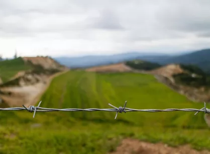 rs83358img9729-lpr_0.jpg A barbed wire fence