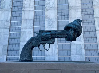 Photo of the knotted gun at the UN