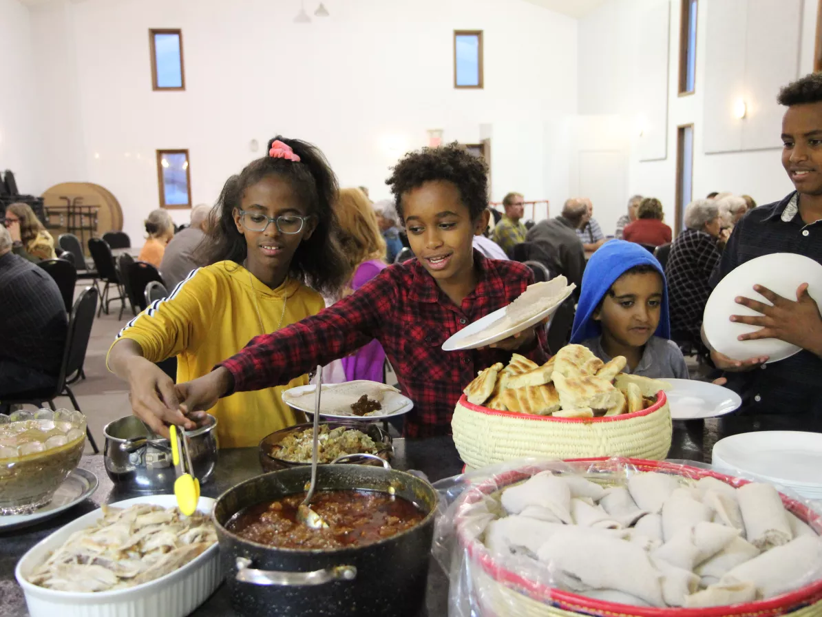 kids grabbing food