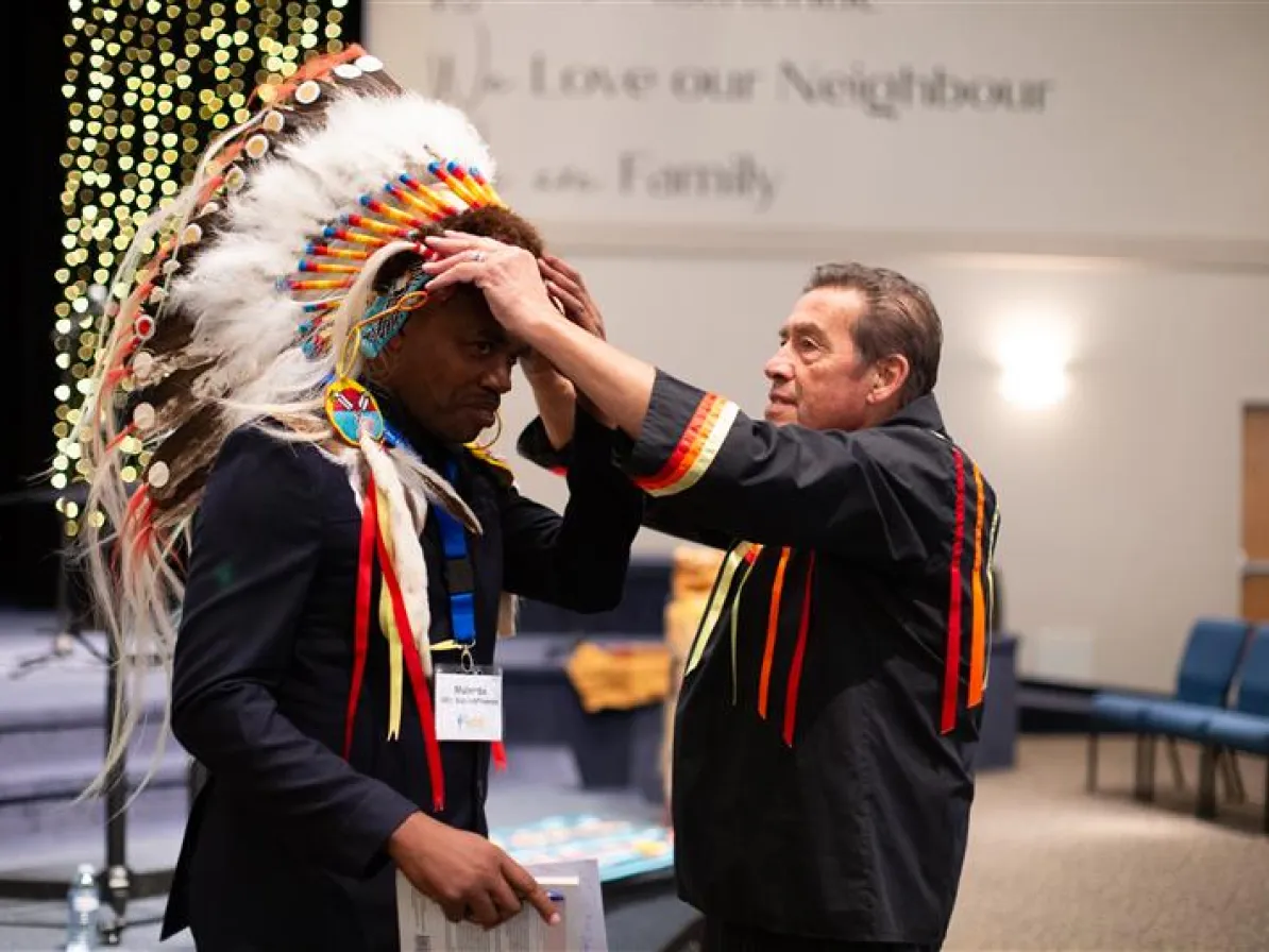 Harry Lafond sharing his traditional headdress with Mulanda Juma