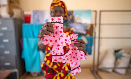 Une femme tient des serviettes en tissu
