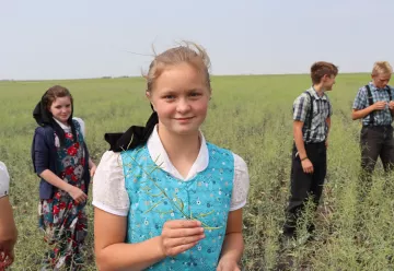 Hutterite children in a fieldthis is the block