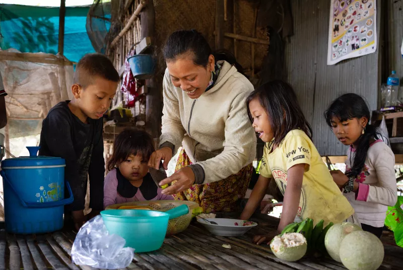 healthy families.jpg Family eating together.