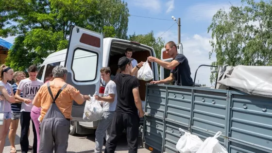 Volunteers* with All Ukrainian Platform for the Improvement of Society (KECB), an MCC partner in Ukraine, help distribute much-needed humanitarian assistance in a village in Kharkiv region, Ukraine, i